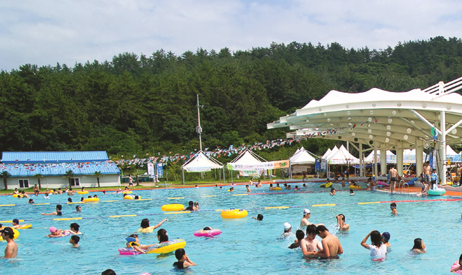 하늘에서 내려다본 해수풀장