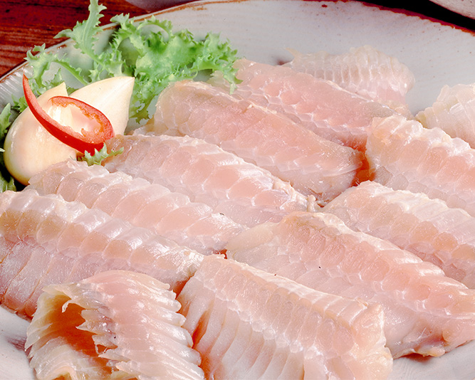 먹음직스러운 홍어,돼지고기,김치를 포개어 든 한젓가락