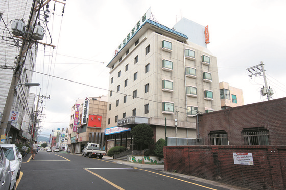 측면에서 바라본 백제호텔과 주변 거리 모습