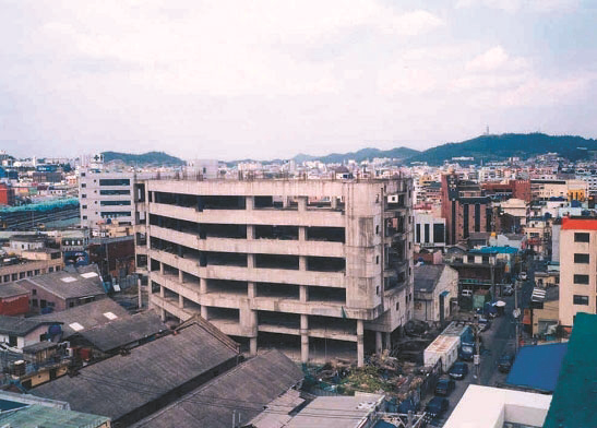 농수산물_도매시장_부지의_공사중단된_구)광동상가(2008년).png