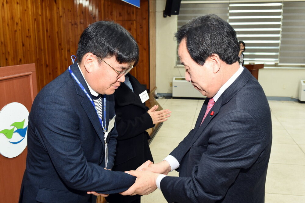 박홍률 목포시장 전환자 대표에게 신분증 패용.