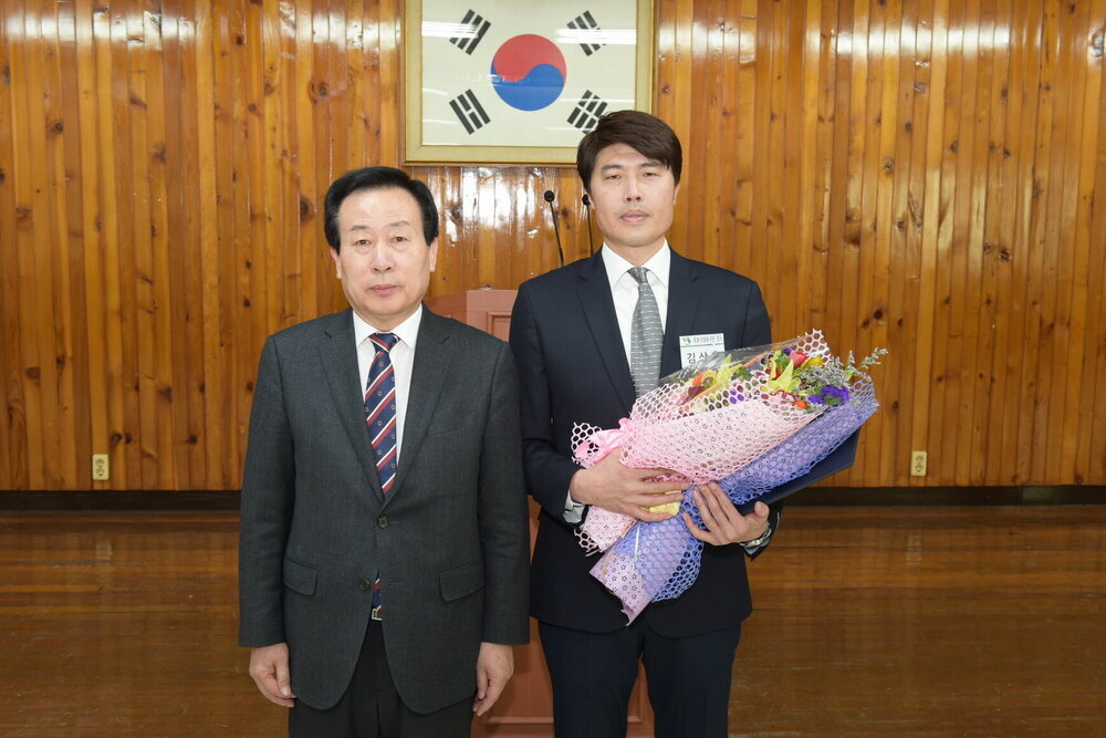 박홍률 목포시장 목포시축구팀감독 위촉장 전달.