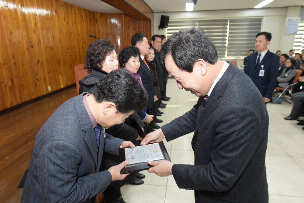 박홍률 목포시장 시정유공 시민 및 공무원 시상.