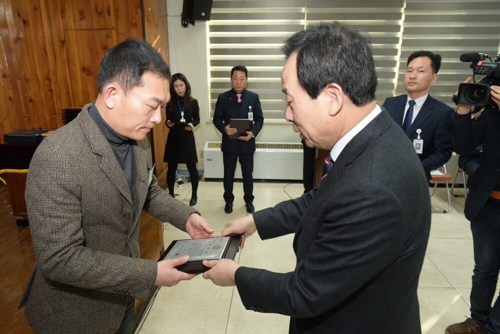박홍률 목포시장 시정유공 시민 및 공무원 시상.