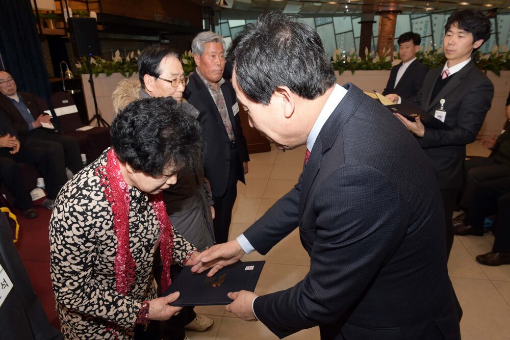 박홍률 목포시장 노인복지 유공자 시상.