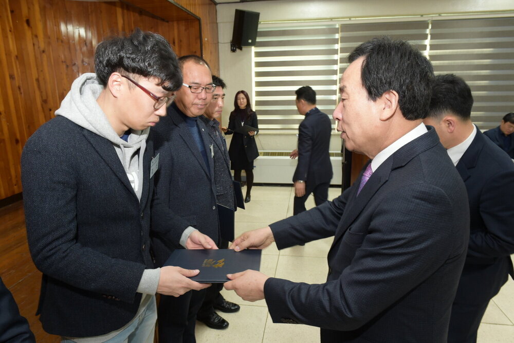 박홍률 목포시장 시정유공자 시상.
