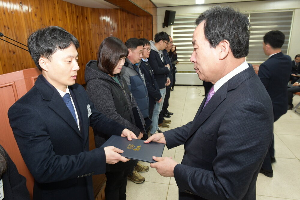 박홍률 목포시장 시정유공자 시상.