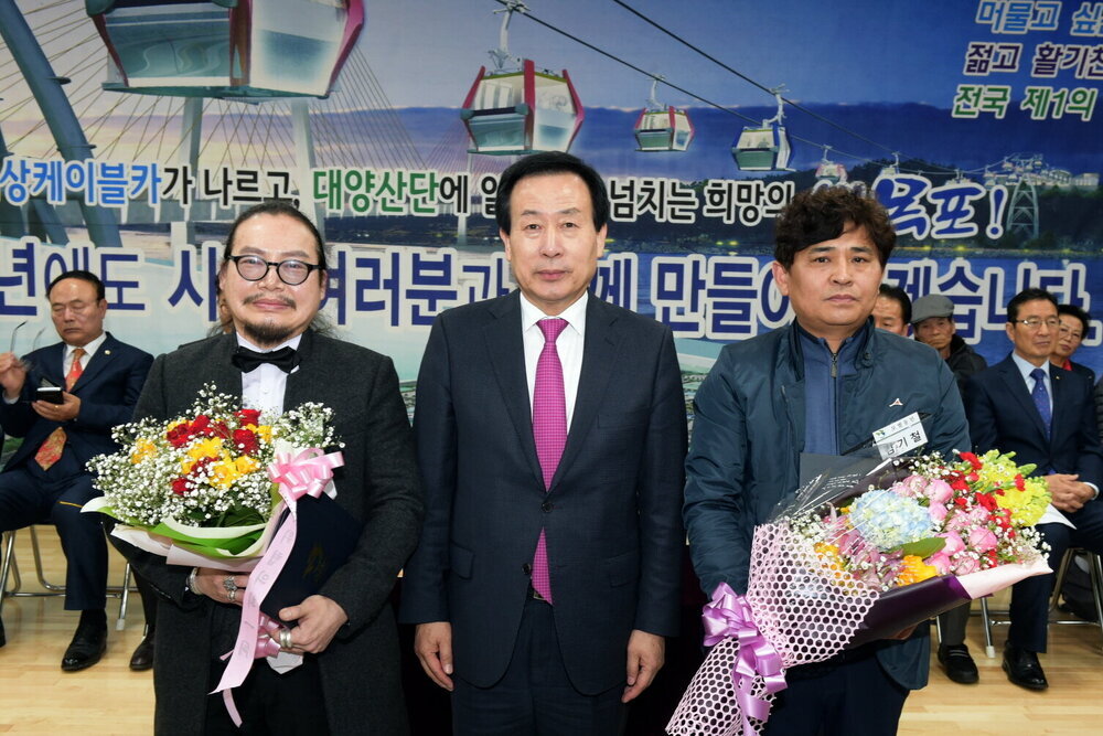 박홍률 목포시장 수상자와 기념촬영.