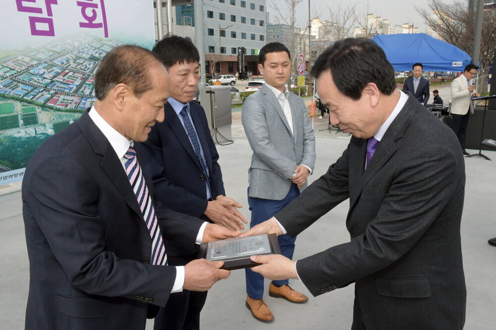 박홍률 목포시장 대양산단 입주 우수업체 시상.