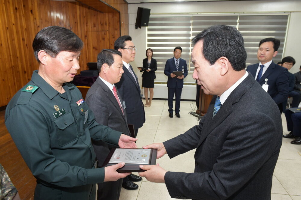 박홍률 목포시장 시정유공 시민 및 공무원 시상.