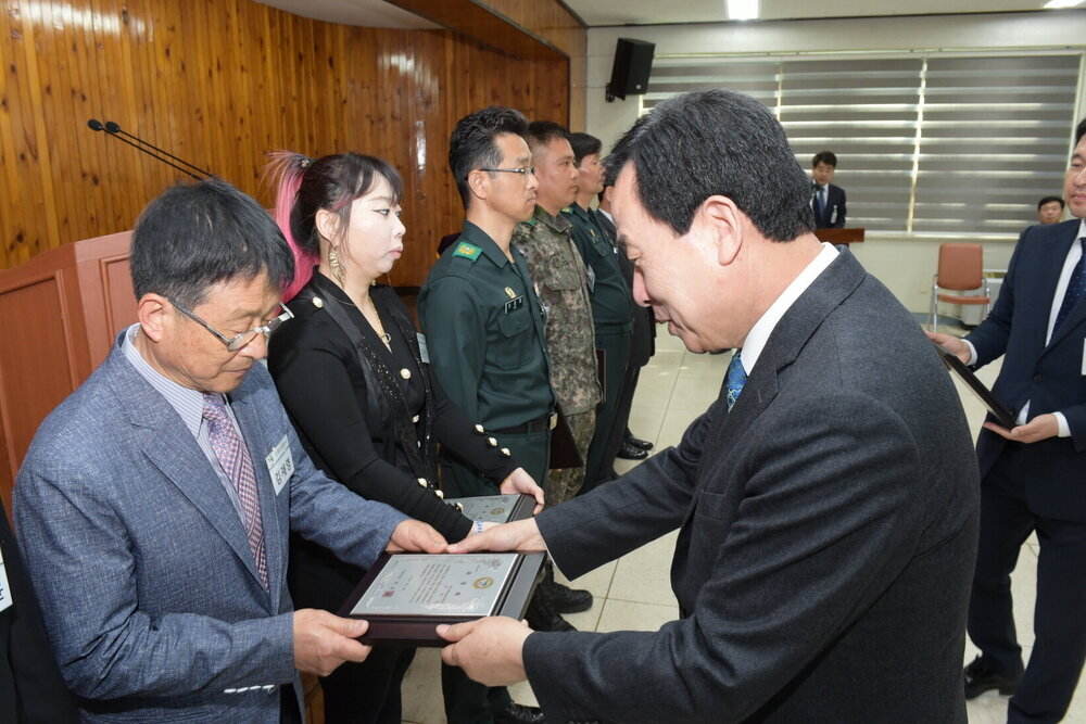 박홍률 목포시장 시정유공 시민 및 공무원 시상.