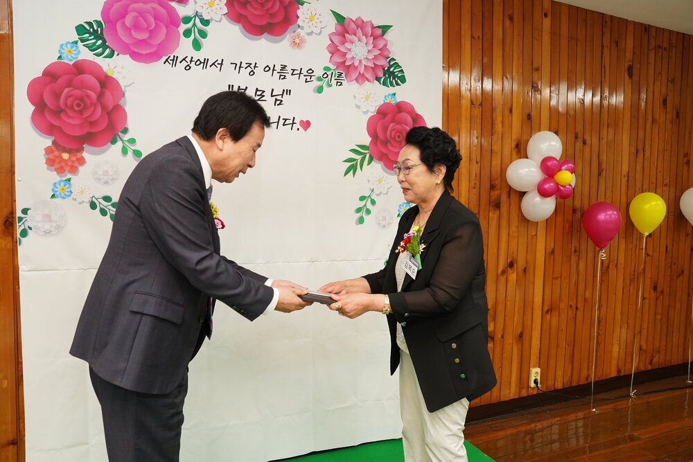  제52회 어버이날 기념 효행유공자 표창패 전달식