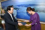 평화광장연인의거리포토존공모당선작시상09(2016,9,2,시장실).jpg