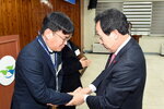 박홍률 목포시장 전환자 대표에게 신분증 패용.