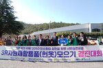 '3R 자원재활용품(헌옷) 모으기 경진대회' 현수막을 들고 만호동 참가자들이 파이팅 포즈를 취하고 있다. 현수막에는 '기후 위기 극복! 2050 탄소중립 실현을 향한 시민실천운동', 일시 2025. 10. 31.(금), 장소 목포실내체육관, 주최 목포시새마을부녀회, 후원 목포시 문구가 적혀 있다.