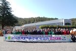'3R 자원재활용품(헌옷) 모으기 경진대회' 현수막 앞에서 부흥동 피켓을 든 참가자들이 파이팅과 포즈를 취하고 있다.
